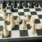 Magnetiskt schackspel med hopfällbart bräde