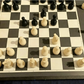 Magnetiskt schackspel med hopfällbart bräde