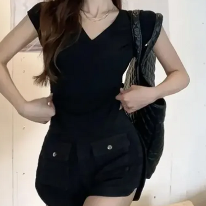 Enfärgad v-ringad T-shirt för kvinnor med böjd fåll och intagen midja