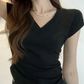 Enfärgad v-ringad T-shirt för kvinnor med böjd fåll och intagen midja