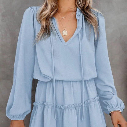 Klänning för kvinnor med V-ringning och volanger