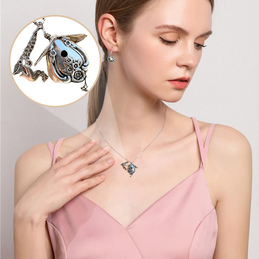 Delikat Halsband med Genombrutet Fågelholkshänge