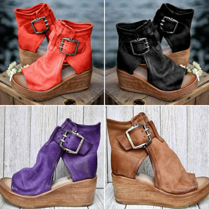 Ankelstövlar med spänne, öppen tå och kilklack