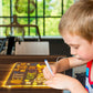 🎨 50% RABATT! ✨ UPPLYST RITBRÄDA - Återanvändbar yta som lyser i mörkret, justerbart stativ för barns konst och skrivövningar, batteridriven med stylus inkluderad 🖍️💡