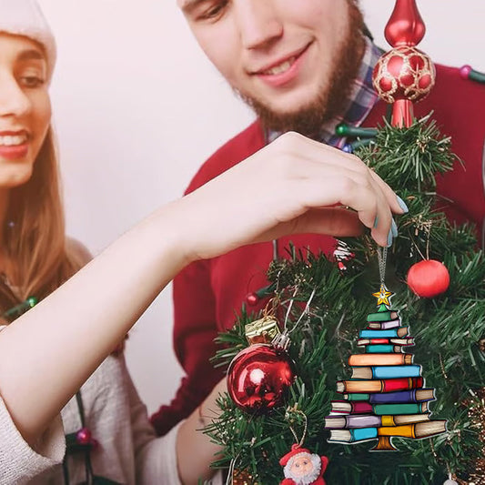 En julgran gjord av böcker — Dekorera din gran och skapa julstämning. Köp en, få en gratis.