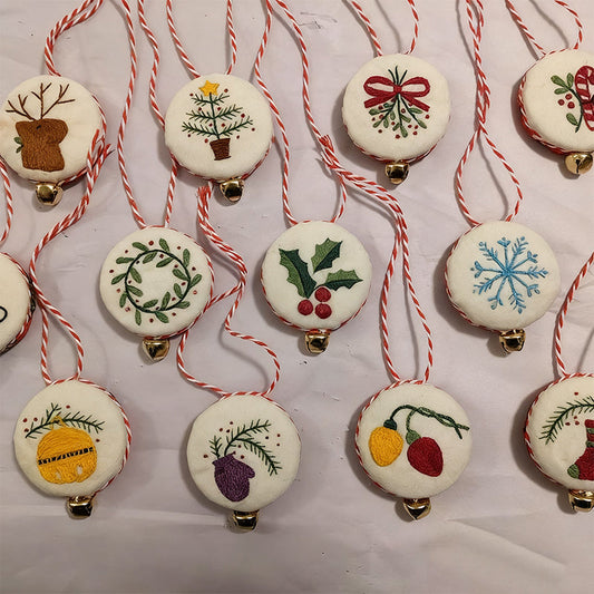Handbroderat juldekorationsset Skicka dina vänner hjärtliga hälsningar med en handgjord present – en verkligt unik gest