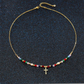 Färgglatt halsband med pärlor och kors
