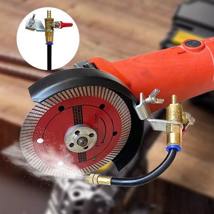 Vattenspruta för dammborttagning vid kapmaskin