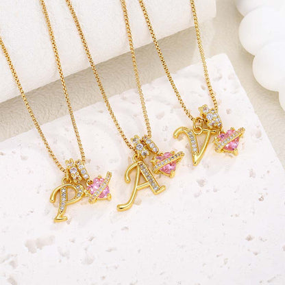 Halsband med initialbokstav och rosa hjärtcharm