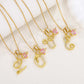 Halsband med initialbokstav och rosa hjärtcharm