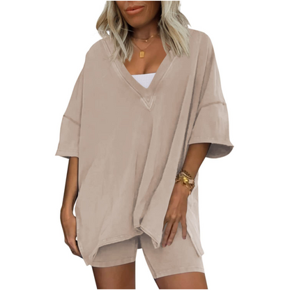 Tvådelat set med V-ringad T-shirt och lediga shorts för dame