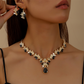 ✨50% RABATT NU! !✨Set med halsband och örhängen med glittrande droppformade hängsmycken