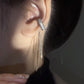 Minimalistisk öronmanschett med strass och tofs