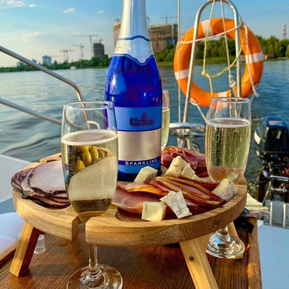 Fällbar picknick kan vikas vid glasstödet från picknickbordet